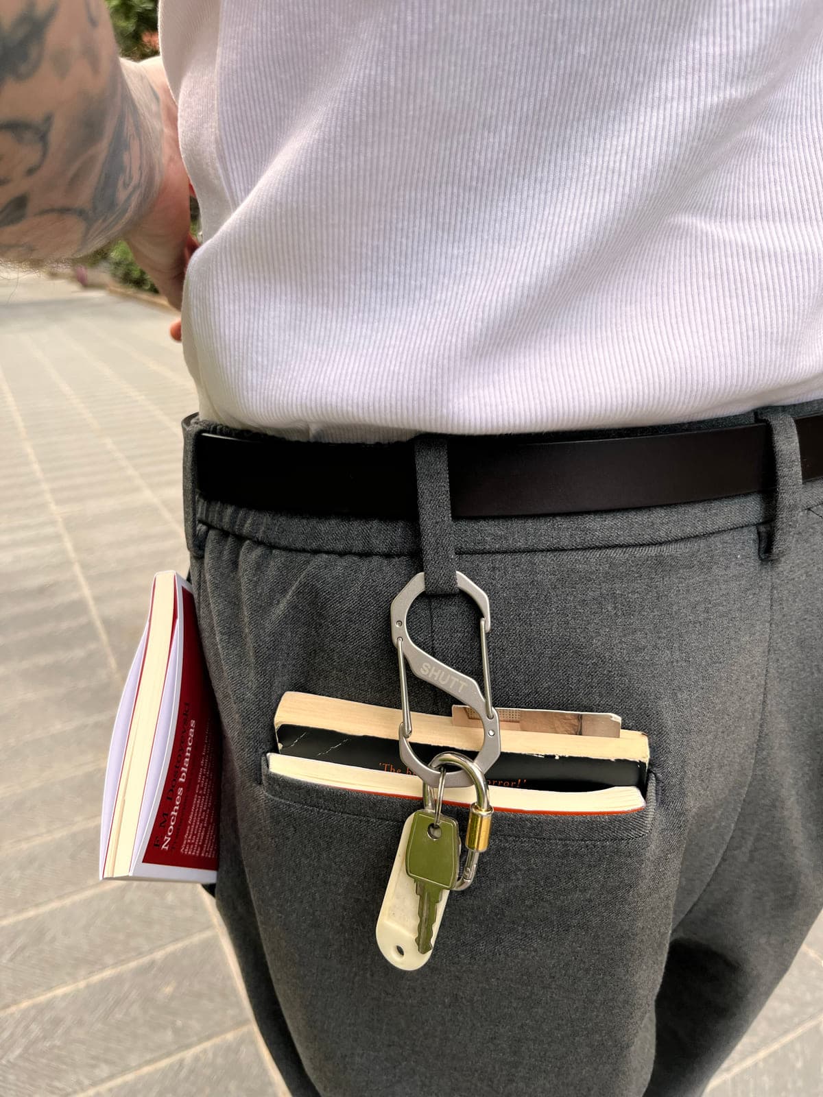 S-CARABINER carrying keys and books at the waist